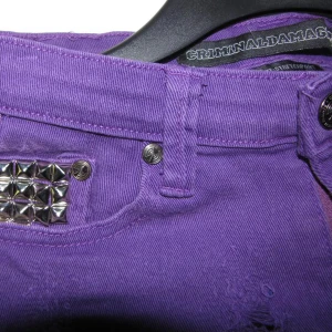 Lila korta shorts XS/S nitar Criminal damage 28 - Snygga shorts med silvriga nitar. Mycket fint skick. Fickor både fram & bak. Midjemått mätt platt rakt över ca 35,5 cm + kan tänjas ut lite.