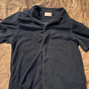 Frotté tröja - Säljer den då jag inte gillar frotté tröjor så mycket 