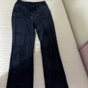 Juicy couture byxor  - Jag vill sälja mina mörk blåa juicy byxor eftersom jag vill köpa de gråa istället, de är som nya. Köpte de för 1100 och nu vill jag sälja de för 699 med gratis frakt. Storlek L. Hör av dig om du har frågor! 