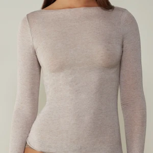 Intimissimi tröja - Hej, säljer nu min beiga Intimissimi tröja, den är jätte skön o fin, rätt så genomskinlig men det är så det ska vara, original pris-499