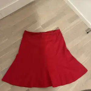 Röd kjol använd en gång i bra skick 