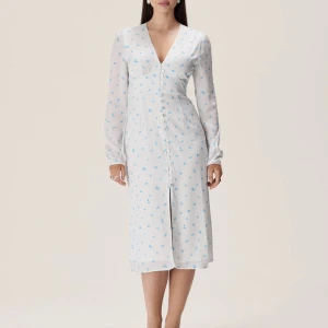 Jätte fin adoore klänning - Jätte fin och bekväm klänning från adoore. Extremt fin passform. Använd endast en gång. Kostade från början 1500. Pris går att diskutera! 