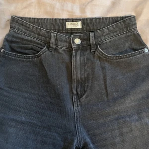 Jeans  - Svart-gråa jeans  Raka- vida 