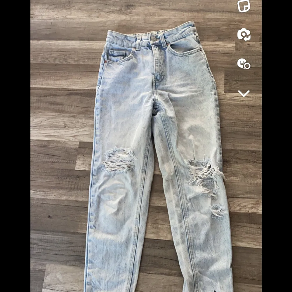 Ett par blåa jeans från New Yoker, kostade 400 kr som nya. Säljer dom för 150 . Jeans & Byxor.