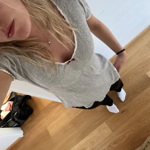 Gullig topp från Odd Molly - Säljer denna söta topp från Odd Molly! Storlek 2 och sitter som en S/M. Jättefint skick❤️