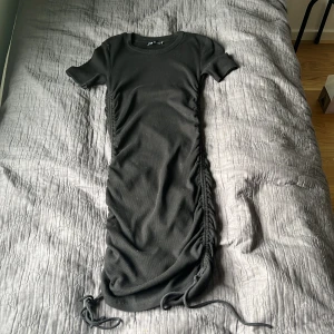 Svart klänning från Zara  - Detta är en superfin ribbad klänning från zara som passar perfekt nu när det börjar bli lite kallare! Jag tror inte att klänningen sälgs längre varken online eller i butik. (Använd 2-3 ggr)