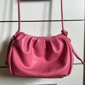 Väska  - Rosa liten väska. Bra skick kanppt använd 