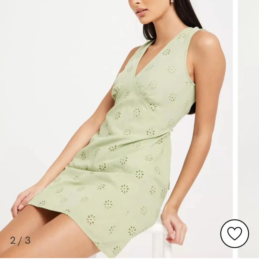 Jättesöt grön klänning från nelly med lappen kvar och bara testad en gång hemma. Storleken är L men skulle säga att den passar en S/M mycket bättre. Klänningar.