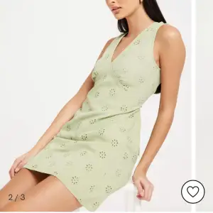 Jättesöt grön klänning från nelly med lappen kvar och bara testad en gång hemma. Storleken är L men skulle säga att den passar en S/M mycket bättre