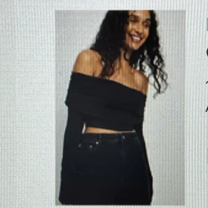 Offshoulder topp - Svart Offshoulder topp från NAKD, aldrig använt då den var för liten. Storlek XS. Original pris 300 kr. Ge gärna prisförslag 