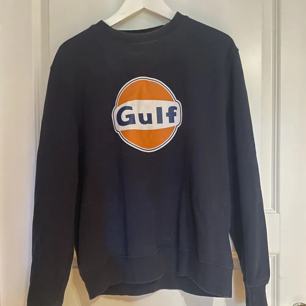 En mörkblå Gulf sweatshirt i storlek M, Knappt använd.. Hoodies.