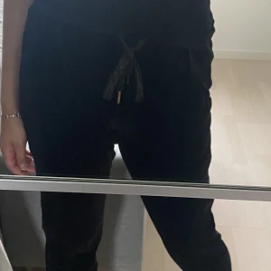 Mjukisbyxor - Svarta sköna och snygga mjukisbyxor! Bra kvalite. 