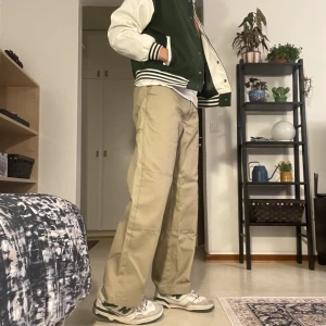 Loose fit beige dickies byxor - Väldigt sköna och fina dickies byxor 💖Jag har knappt använt byxorna och säljer då de är lite för stora för mig 😫De kostade 800kr nypris och är i storlek 32 waist & 32 längd, som referens är jag 184cm 🕺Möts upp i gbg annars står köparen för frakt 🥰🫶🏻