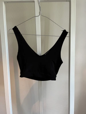 Svart topp - Säljer en svart topp från Zara i Storlek S, använd men i gott skick💕