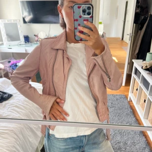 Läderjacka - Säljer denna läder jacka i äkta läder frpn jofama by Kenza, super snygg och jättefin färg💗