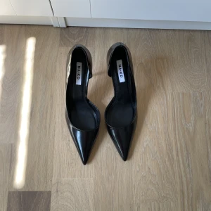 Klackar - Svarta lackade stilettklackar från NA-KD. Tyvärr är dom för små för mig och därför aldrig använda, vilket gör lite ont i mig för dom är såå fina. Jag är mellan 38-39 och jag skulle behöva 39 i dessa (för referens) 💜 Storlek 38