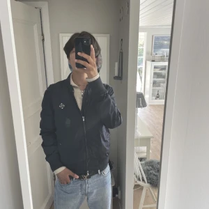 J Lindeberg jacka storlek S/M - En fräsch j Lindeberg jacka i storlek S men skulle säga fits S/M. Ny pris 2500 och säljer den för den inte kommer till användning. Ny skick. Den har inga skador alls och är som ny. För mer bilder, info osv så är det bara höra av er🙌