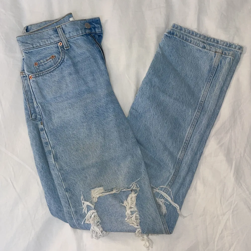 ⚠️Jag flyttar till USA om ett par veckor och vill bli av med allt⚠️ som nya, supersköna jeans💙💙. Jeans & Byxor.