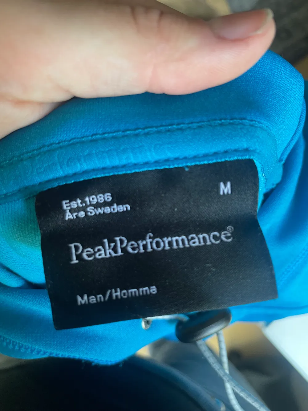Blå peakperformance hoodie i storlek M. Väldigt bra skick. Köparen står för frakten, skickar även spårbart.. Hoodies.