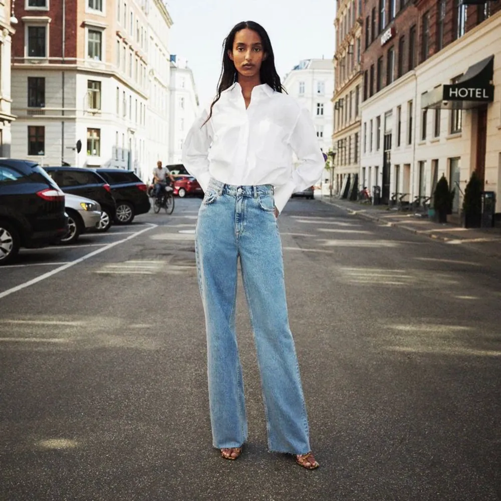 ⚠️Jag flyttar till USA om ett par veckor och vill bli av med allt⚠️ Välanvända jeans som inte får plats i resväskan. De är klippta i längden men passar någon som är 175-180cm lång!💙. Jeans & Byxor.