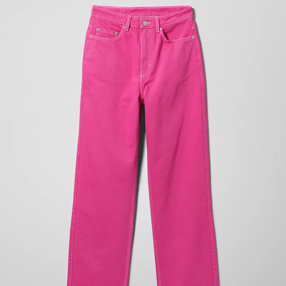 ⚠️Jag flyttar till USA om ett par veckor och vill bli av med allt⚠️ coola jeans från weekday i modellen ROWE!💖💖 (små fläckar finns på längden av jeansen, kanske går bort i tvätten men inget märkvärdigt). Jeans & Byxor.