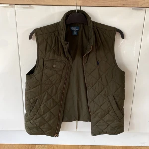 Ralph Lauren Väst - En snygg Ralph Lauren väst i bra skick.  Storlek: L (14-16 yrs), skulle säga att den är som en S i storleken, möjligtvis passa någon i en mindre storlek M.
