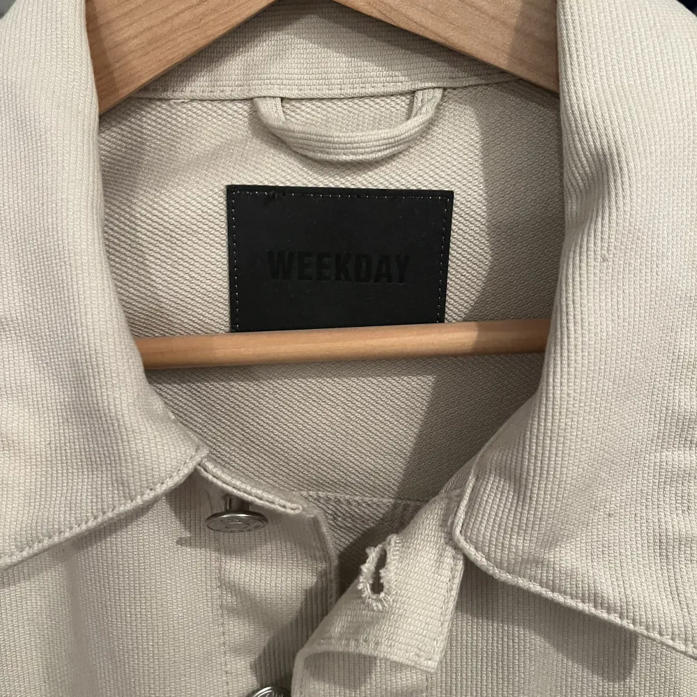 Beige overshirt från weekday storlek M. Aldrig använd. Tröjor & Koftor.