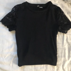 Spets t shirt - Jätte fin t shirt! Jätte skönt matrial och t shirten e även genomskinlig som exempel en intimissmi tröja