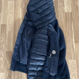 Moncler cardigan  - Säljer nu min moncler cardigan för att jag har tröttnat på den. Skick 8,5/10 skulle jag säga. Pris kan diskuteras