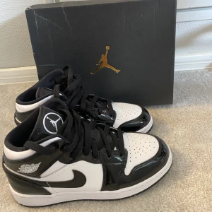 Jordan 1 "carbon fiber" mid  - ❌INTRESSEKOLL❌på mina svarta/vita carbon fiber mid Jordan i storlek 36,5 då jag inte tycker dom är snygga på mig. Använda 1 gång så inprincip helt nya, ordinarie pris 3 499. 