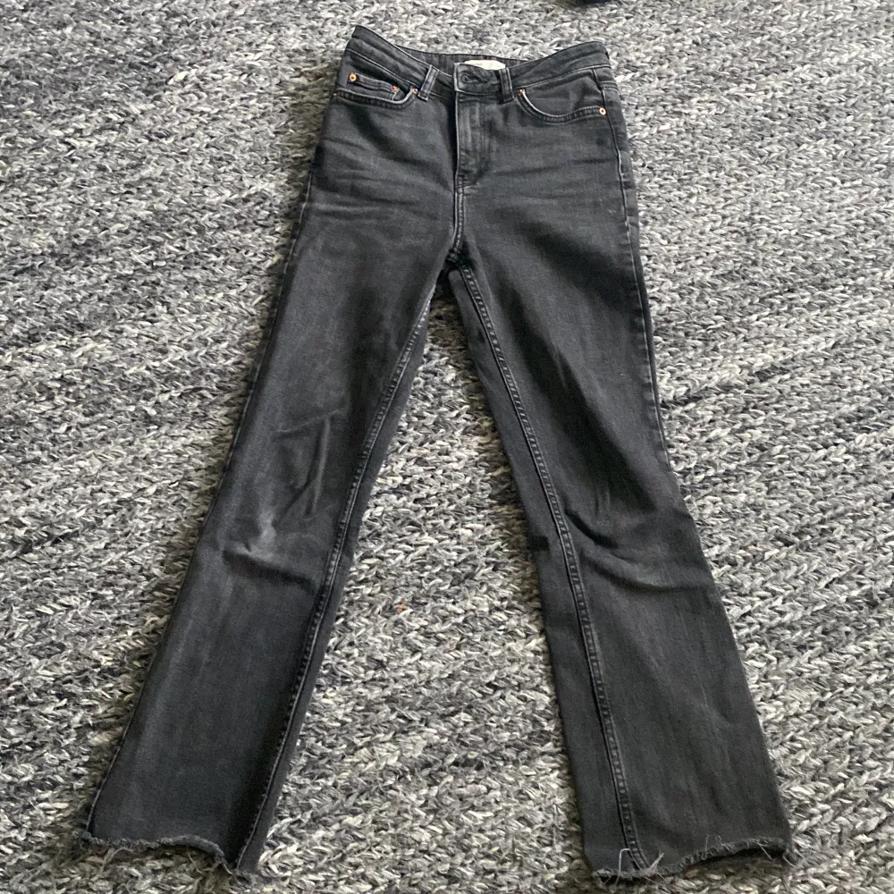 Säljer ett par flare jeans i svart/mörkgrå från Gina tricot. Jeans & Byxor.