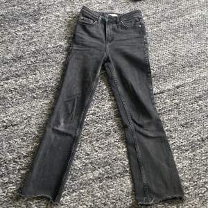 Säljer ett par flare jeans i svart/mörkgrå från Gina tricot