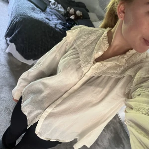 Blus - Så fin blus som inte används alls mycket tyvärr. Från Sofia Schnoor!