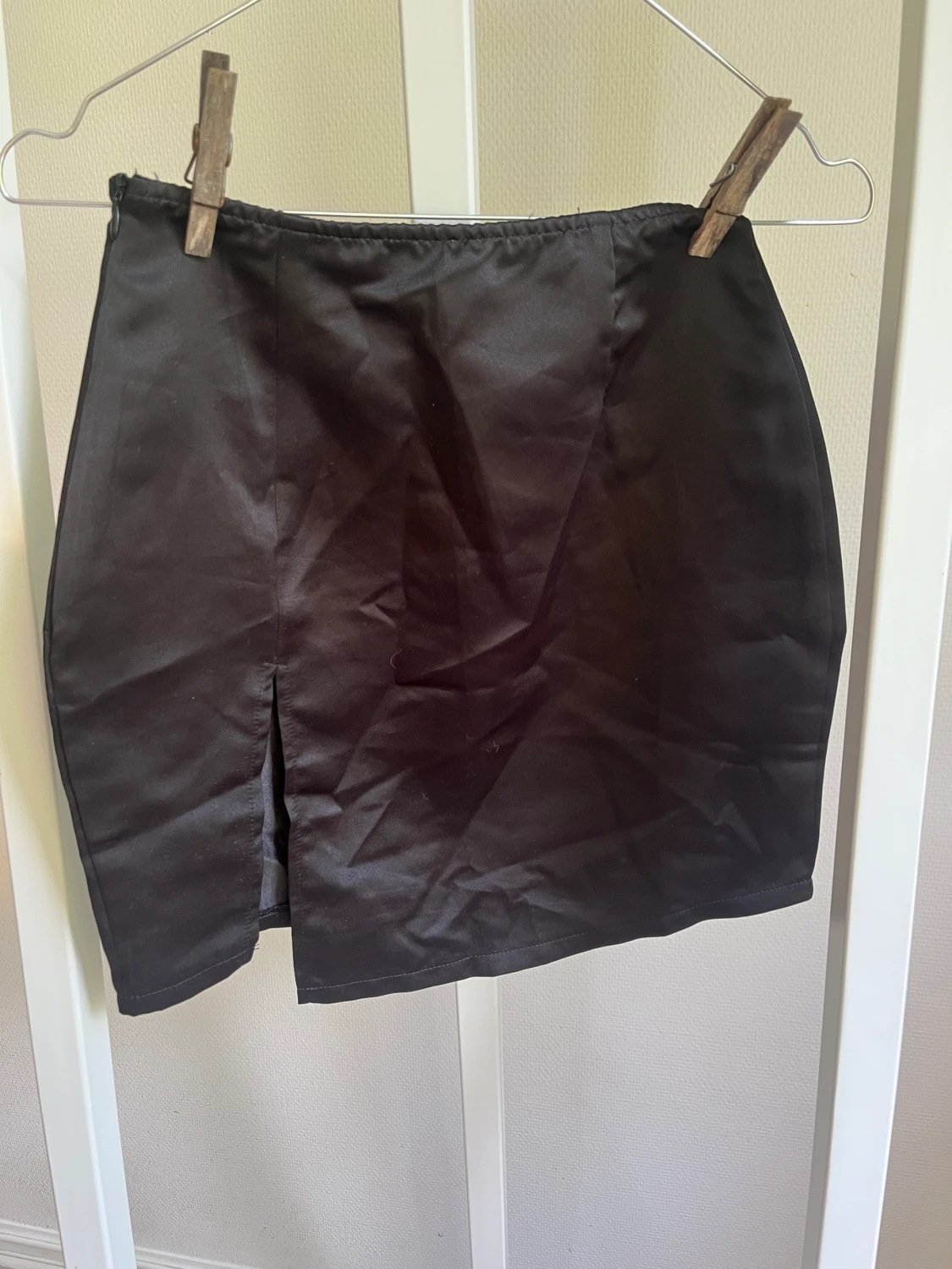 Svart kort kjol med slitz