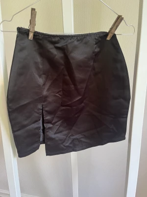 Svart kort kjol med slitz - Aldrig använd, bara provat. 