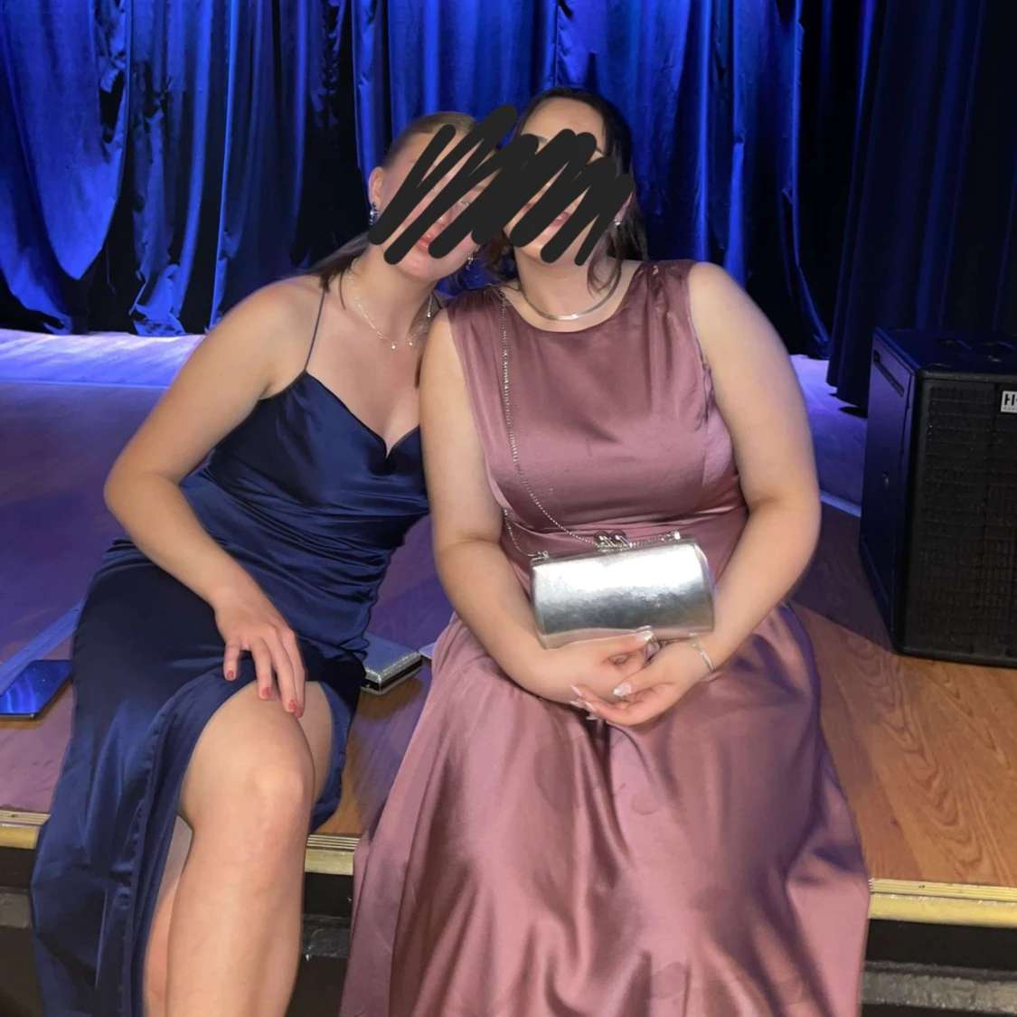 Marinblå satinklänning