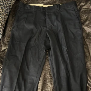 Mörk blåa Kostymbyxor  - Ett par mörkblå kostymbyxor som är väl använda men är i ett bra skick. 