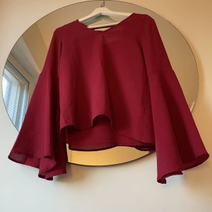 Tröja med volangärmar - En tröja med volanger i ärmarna i strl XS, skulle dock säga att den passar en S. Säljer då den inte kommer till användning, inga defekter på varan ❤️