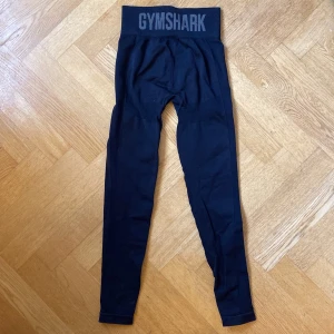 Gymshark tights - Svarta träningstights från Gymshark!! Knappt använda så ser ut som nya! Stretchigt material och squatproof, både perfekta till träning men också att gå i hemma! 