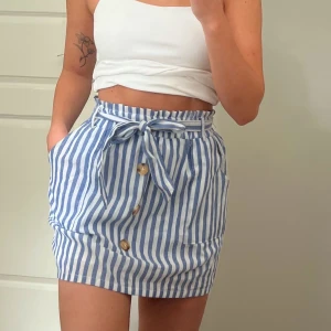 Kjol - Söt randig dig kjol med fickor. Ingen storlek står men passar mig som xs/s. 🌼