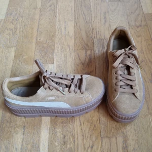 Skor Puma  - Skor från Puma i mocka, storlek 38,5. Knappt använda. 