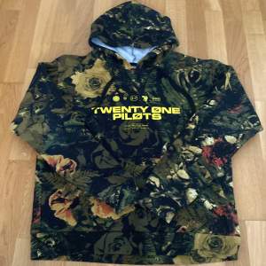 Twenty One Pilots hoodie, helt nytt skick, knappt använd, köpt på konsert. Skriv privat om du har frågor 💕