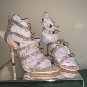 Glittriga klackskor  - Helt oanvända glittriga skor perfekta för fest och vardag. Säljes då det tyvärr inte finns tillräcklig med plats i garderoben längre 