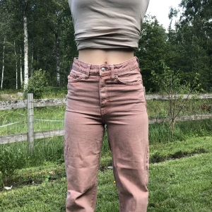 Rosa jeans - Högmidjade rosa jeans från lager 157, säljer dem för att de är för små (som man kan se på bilderna😁) Stl xs