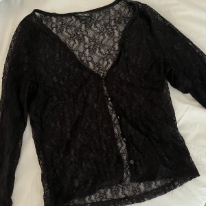 Spets kofta - Säljer denna spets koftan från Monki. Endast använd en gång. Storlek M.