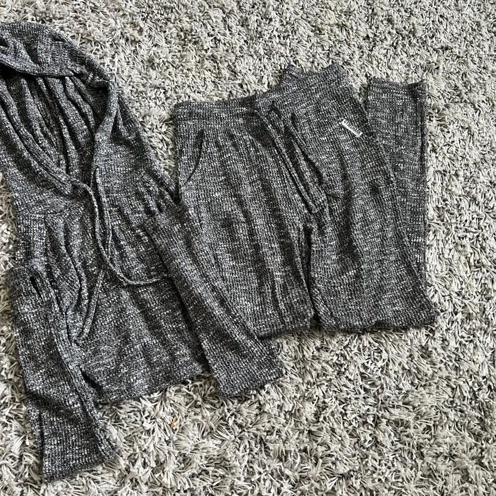 set från gymshark  tröjan är i S byxan Xs 250 för båda . Jeans & Byxor.