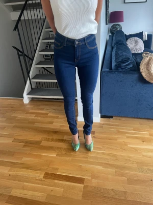 Jeans  - Högmidjade jeans 