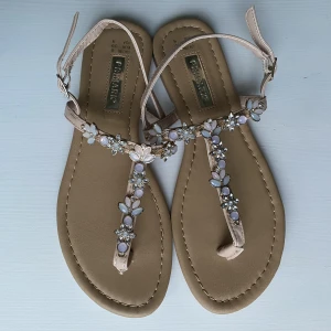 Sandaler  - Aldrig använda, jätte fina och är justerbar vid hälen.