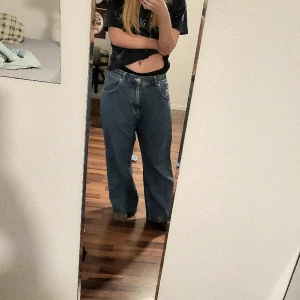BAGGY JEANS - ASSNYGGA baggyjeans från junkyard!! minimalt slitage längst ned på byxan, S i mansstorlek passar nog S-L, stretchig midja