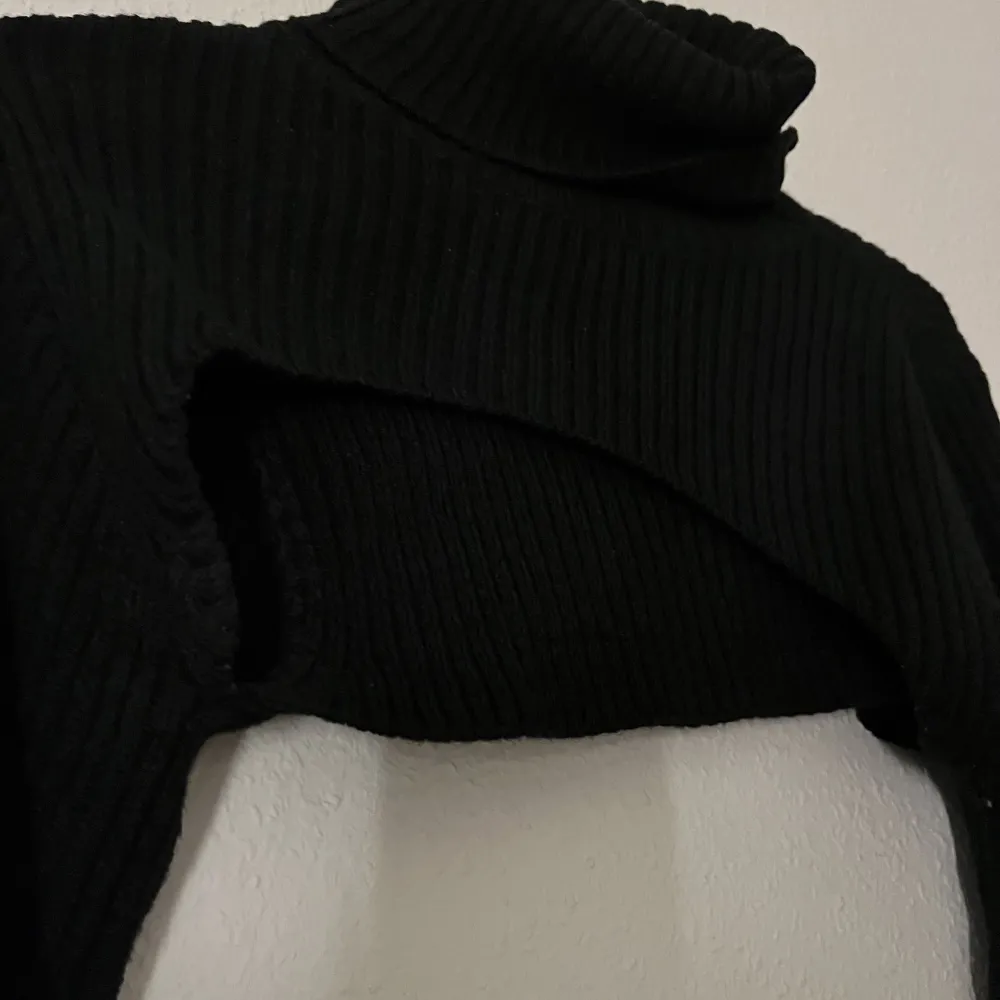 Snygg topp ifrån H&M, super snyggt att styla med svart linne under 😍. Toppar.
